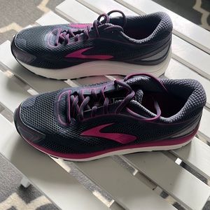 New never worn womens brooks dyad 9.5 2E